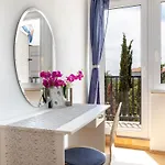 Maya Z Mit Blick Auf Wasser By Interhome
