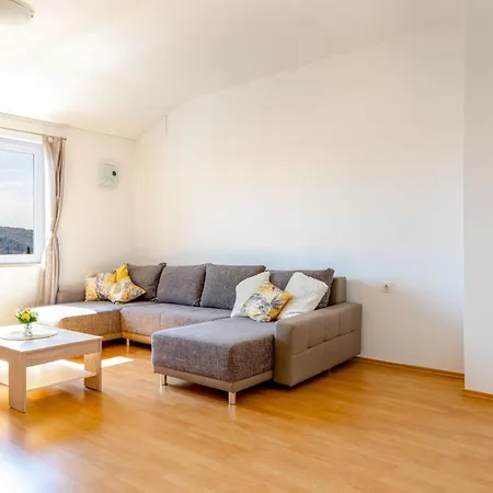 Maya Z Mit Blick Auf Wasser By Interhome アパート ロゴズニッツァ