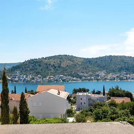 Maya Z Mit Blick Auf Wasser By Interhome