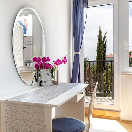 Maya Z Mit Blick Auf Wasser By Interhome