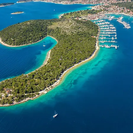 Maya Z Mit Blick Auf Wasser By Interhome