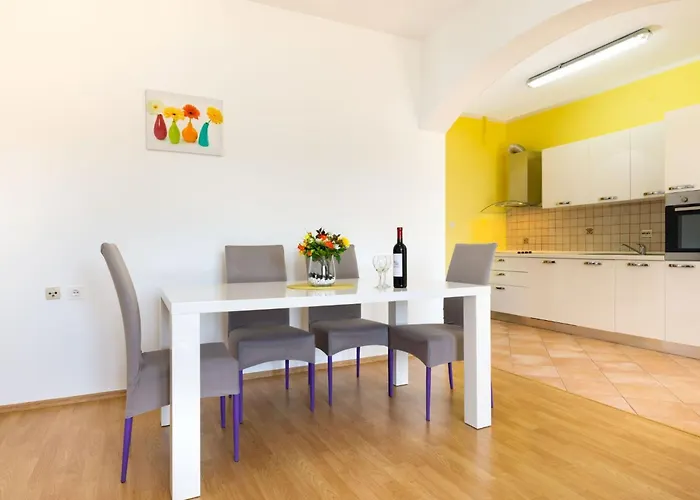 Maya Z Mit Blick Auf Wasser By Interhome * ロゴズニッツァ