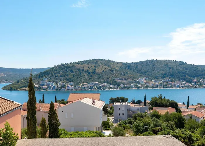 Maya Z Mit Blick Auf Wasser By Interhome