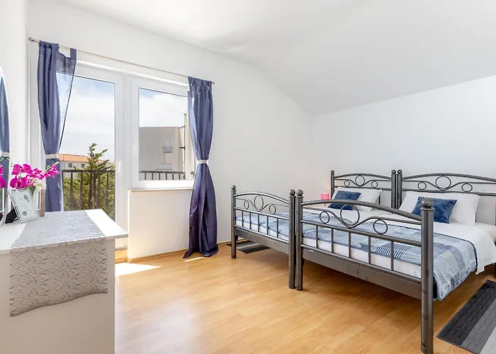 Maya Z Mit Blick Auf Wasser By Interhome ロゴズニッツァ