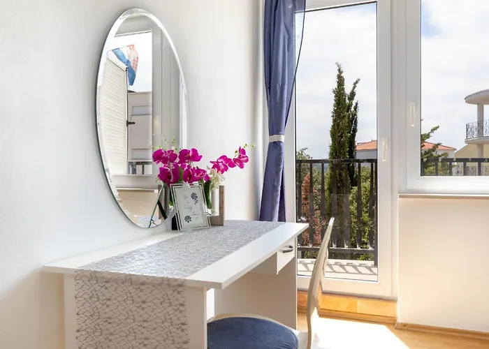 Maya Z Mit Blick Auf Wasser By Interhome