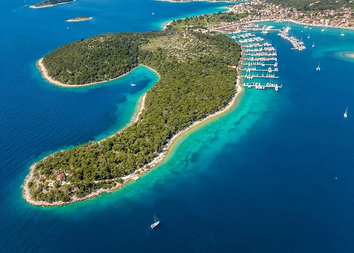 Maya Z Mit Blick Auf Wasser By Interhome